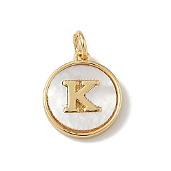 Letter K Латунный паве натуральный ракушка плоский круглый с буквенными подвесками, реальный 18 k позолоченный, долговечный, без свинца и без кадмия, стойки покрытие, цвет морской раковины, Письмо K, 15x13x2 мм, отверстие : 3 мм