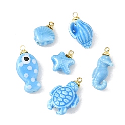Bleu Ciel Foncé Pendentifs en porcelaine fait à la main, avec les accessoires en laiton, charmes d'animaux marins, or, bleu profond du ciel, 13~24x10~15x6~8.5mm, Trou: 1.6mm