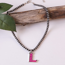 Letter L Ожерелья из круглых пластиковых бусин с инициалом из окрашенной синтетической бирюзы CCB для женщин, темно-розовыми, Письмо L, 18.90 дюйм (48 см)