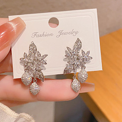 Серебро Серьги-гвоздики из латуни с прозрачным кубическим цирконием, цветок, серебряные, 30x15 мм