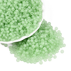 Vert Clair Perles de rocaille en verre transparent dépoli fgb, ronde, trou rond, teint et cœur, vert clair, 4~4.5x3~3.5mm, Trou: 1.4~1.5mm, environ 7500 pcs / livre