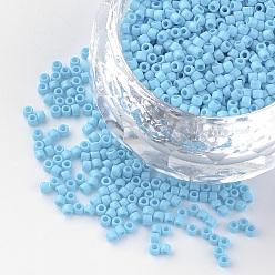 Bleu Ciel Clair Perles de rocaille de cylindre de peinture de cuisson, taille uniforme, Style mat, lumière bleu ciel, 1~1.5x1.5~2mm, Trou: 0.5mm, environ 50 g /sachet , environ 5000 pcs / sachet 