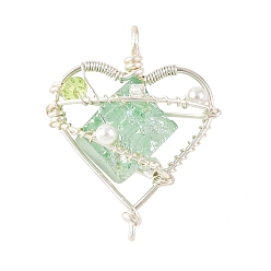 Verde Claro Colgantes envueltos en alambre de cobre de cuarzo natural galvanizado, Colgantes en forma de corazón con cuentas de cristal austriaco de imitación, el color plateado de plata, verde claro, 33x26x14 mm, agujero: 3.5 mm
