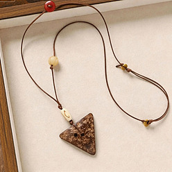 Triangle Collier long avec pendentif en noix de coco naturelle, cordon en cuir ajustable et perles en bois, brun coco, triangle, 31.50 pouce (80 cm), pendentif: 65x45 mm