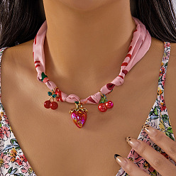 Бледно-Розовый Ожерелья из набивного тканевого шарфа с подвесками в виде клубники и вишни, украшенные стразами из цинкового сплава и смолой., золотые, розовый жемчуг, 15.75 дюйм (40 см), Кулон : 30x20 мм