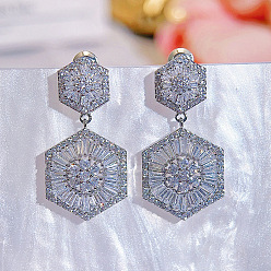 Платина Серьги-гвоздики с шестигранной латунной отделкой из прозрачных кубических цирконий с микропаве, платина, 32 мм