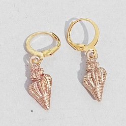 Розовый Серьги-гвоздики с эмалевой отделкой из сплава и ракушки на морскую тематику, золотые, туманная роза, 32x9 мм