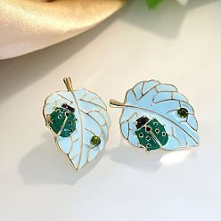 Бледно-бирюзовый Серьги-гвоздики из сплава с эмалью в виде листа и божьей коровки, с кубического циркония, золотые, бледные бирюзовая, 35x25 мм