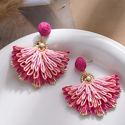 Темно-Розовый Богемные серьги-гвоздики из рафии, цветок, золотые, темно-розовыми, 64x55 мм