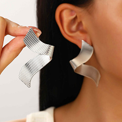 Платина Серьги-гвоздики из сплава с закрученной подвеской, платина, 50 мм