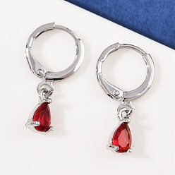 Красный Серьги-кольца в форме слезы с микропаве из кубического циркония из латуни, платина, красные, 22x5 мм