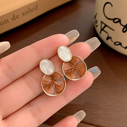 Сиена Овальные серьги-гвоздики из эмали с плоскими круглыми элементами из сплава., золотые, цвет охры, 23 мм