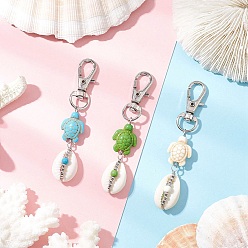 (52) Непрозрачная лаванда 3 шт. подвесные украшения из натуральной ракушки каури, с синтетическими бирюзовыми бусинами в виде черепахи и поворотными карабинами из сплава для украшения сумок, разноцветные, 72~77 мм, Кулон : 45~48x14x10 мм, застежка : 31x12.5x5 mm