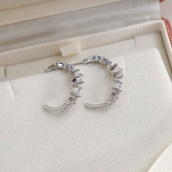 Letter C Серьги-гвоздики из циркония, платина, c-образный, 20x20 мм