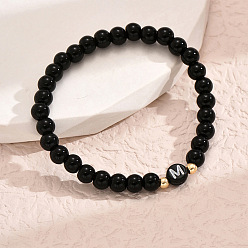 Letter M Браслеты из литой смолы с круглыми бусинами, плоские круглые с буквы, чёрные, золотые, Буква М, 7-1/8 дюйм (18 см)