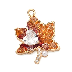 Золотой Осенние латунные подвески с микропаве из прозрачного кубического циркония, с жемчужинами из стекла и пластика, Подвески в виде кленового листа с узором в виде сердечек, золотые, 23x17.5x4 мм, отверстие : 1.8 мм