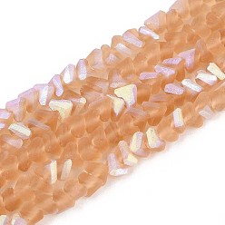 Сэнди Коричневый Матовые прозрачные стеклянные бусины, треугольные, с половиным покрытием, с покрытием AB цвета, песчаный коричневый, 2.5~3.5x4~4.5x4~4.5 мм, отверстие : 0.9 мм, около 135 шт / нитка, 11.61 дюйм (29.5 см)