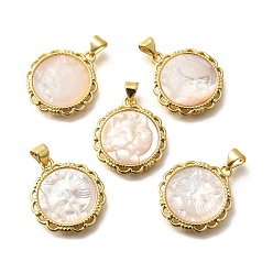 Золотой Латунный паве натуральный белый ракушка резные концы кошки, стойки покрытие, плоские круглые прелести, золотые, 22x19.5x3.5 мм, отверстие : 3x4 мм
