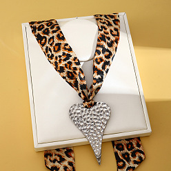 Сердце Шарфы-колье с леопардовым принтом из ткани с подвеской из сплава, платина, песчаный коричневый, сердце, 39.37 дюйм (100 см), Кулон : 90x58 мм