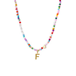 Letter F Ожерелье в стиле бохо 304 из нержавеющей стали с подвеской в виде инициала, искусственным жемчугом и разноцветными стеклянными бусинами для женщин, золотые, Буква F, 16.54 дюйм (42 см)