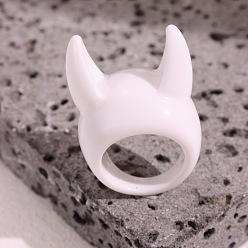 Белый Кольца из смолы с изображением дьявольского рога, белые, внутренний диаметр: 17 мм