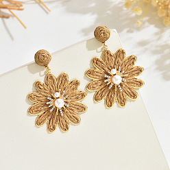 Перу Серьги-гвоздики из цветочного сплава из рафии, с пластиковым жемчугом и хрустальными стразами, золотые, Перу, 60x45 мм