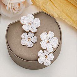 Белый Серьги-гвоздики с цветочной латунной фурнитурой из рафии, золотые, белые, 64 мм