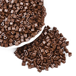 Brun Saddle Perles de rocaille en verre de peinture de cuisson, triangle, trou de triangle, selle marron, 3.5x3.5x3.5mm, Trou: 1.2~1.4mm, environ 7250 pcs / livre