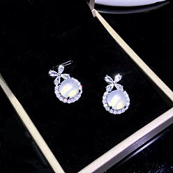 Платина Подвески из натурального белого халцедона, латунные подвески-бантики из прозрачного кубического циркония, платина, 22x14.5x11 мм, отверстие : 5x3.5 мм