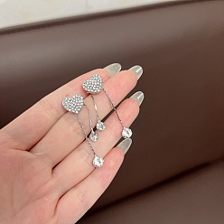 Платина Серьги-гвоздики в форме сердца с плоскими круглыми кристаллами из сплава и стразами, платина, 48 мм