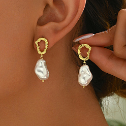 Самородки Элегантные латунные серьги-гвоздики, золотые, с пластиковой имитационной жемчужиной, самородки, 35x13 мм