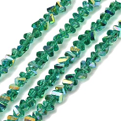 Hell meergrün Galvanisierte Glasperlen Stränge, ab Farbe plattiert, facettiert, Dreieck, hell meergrün, 3~3.5x2~3x2~3 mm, Bohrung: 0.7 mm, ca. 144 Stk. / Strang, 11 Zoll