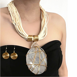 Floral Blanca Collares multihilo de resina de aleación con colgante redondo plano y cordón encerado para mujer., dorado, blanco floral, 18.50 pulgada (47 cm)