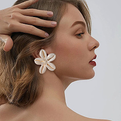 Белый Серьги-гвоздики с натуральными ракушками-цветками, белые, 43 мм