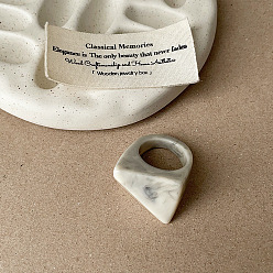 Белый Кольца из смолы для женщин, треугольные, белые, размер США 7 1/4 (17.5 мм)