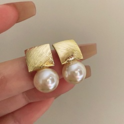 Золотой Серьги-гвоздики с квадратным и круглым подвесным элементом из пластикового сплава и жемчуга, с фурнитурой латунной для серег, золотые, 20x10 мм