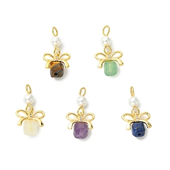 Смешанные камни Природные каменные смешанные подвески, Граненый кубический кулон с латунным бантиком и жемчужиной из ракушки., золотые, 20 мм, отверстие : 2.5 мм