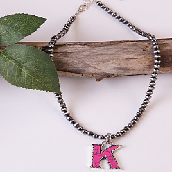 Letter K Ожерелья из круглых пластиковых бусин с инициалом из окрашенной синтетической бирюзы CCB для женщин, темно-розовыми, Письмо K, 18.90 дюйм (48 см)