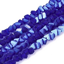 Средно-синий Матовые прозрачные стеклянные бусины, треугольные, с половиным покрытием, с покрытием AB цвета, светло-синий, 2.5~3.5x4~4.5x4~4.5 мм, отверстие : 0.9 мм, около 135 шт / нитка, 11.61 дюйм (29.5 см)