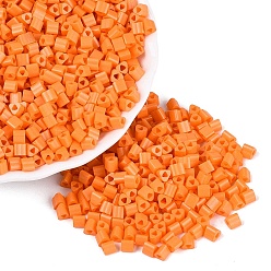 Orange Foncé Perles de rocaille en verre de peinture de cuisson, triangle, trou de triangle, orange foncé, 3.5x3.5x3.5mm, Trou: 1.2~1.4mm, environ 7250 pcs / livre