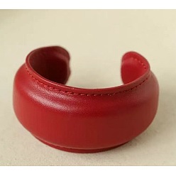 Красный Минималистичные кожаные браслеты-манжеты для женщин, красные, внутренний диаметр: 2.56 дюйм (6.5 см)