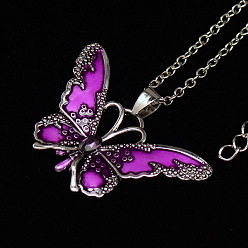 Фуксин Ожерелья из сплава с эмалированной подвеской в виде бабочки, платина, фуксиново-красные, 17.72 дюйм (45 см)