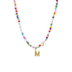 Letter M Ожерелье в стиле бохо 304 из нержавеющей стали с подвеской в виде инициала, искусственным жемчугом и разноцветными стеклянными бусинами для женщин, золотые, Буква М, 16.54 дюйм (42 см)
