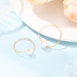 Light Gold 2 шт. медных колец с круглыми бусинами из ракушечного жемчуга, обмотанных проволокой, золотой свет, 6~8 мм, внутренний диаметр: 19 мм