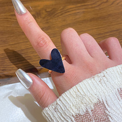 Черный Женские кольца из латуни с акриловыми вставками, золотые, чёрные, Сердце: 21x20 mm, внутренний диаметр: 18 мм