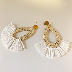 Мокасин Серьги-гвоздики из ротангового сплава с каплевидной формой и веером, с рафией и травой, золотые, мокасин, 90 мм