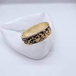 Светло-хаки Браслеты из сплава и искусственной кожи на петлях, широкие браслеты для женщин, имитация леопардового принта, светлый хаки, внутренний диаметр: 2-3/8 дюйм (6 см)