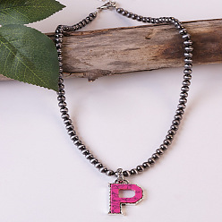 Letter P Ожерелья из круглых пластиковых бусин с инициалом из окрашенной синтетической бирюзы CCB для женщин, темно-розовыми, Письмо P, 18.90 дюйм (48 см)