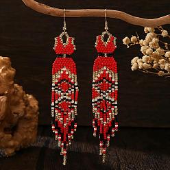 Золотой Серьги-подвески в виде длинного платья с кисточками, выполненные вручную в богемном стиле из стеклянного бисера., золотые, 110x23 мм