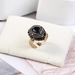 Черный Кольца из цинкового сплава со стразами и смолой, античное золото , чёрные, слеза: 19x15 мм, внутренний диаметр: 17 мм